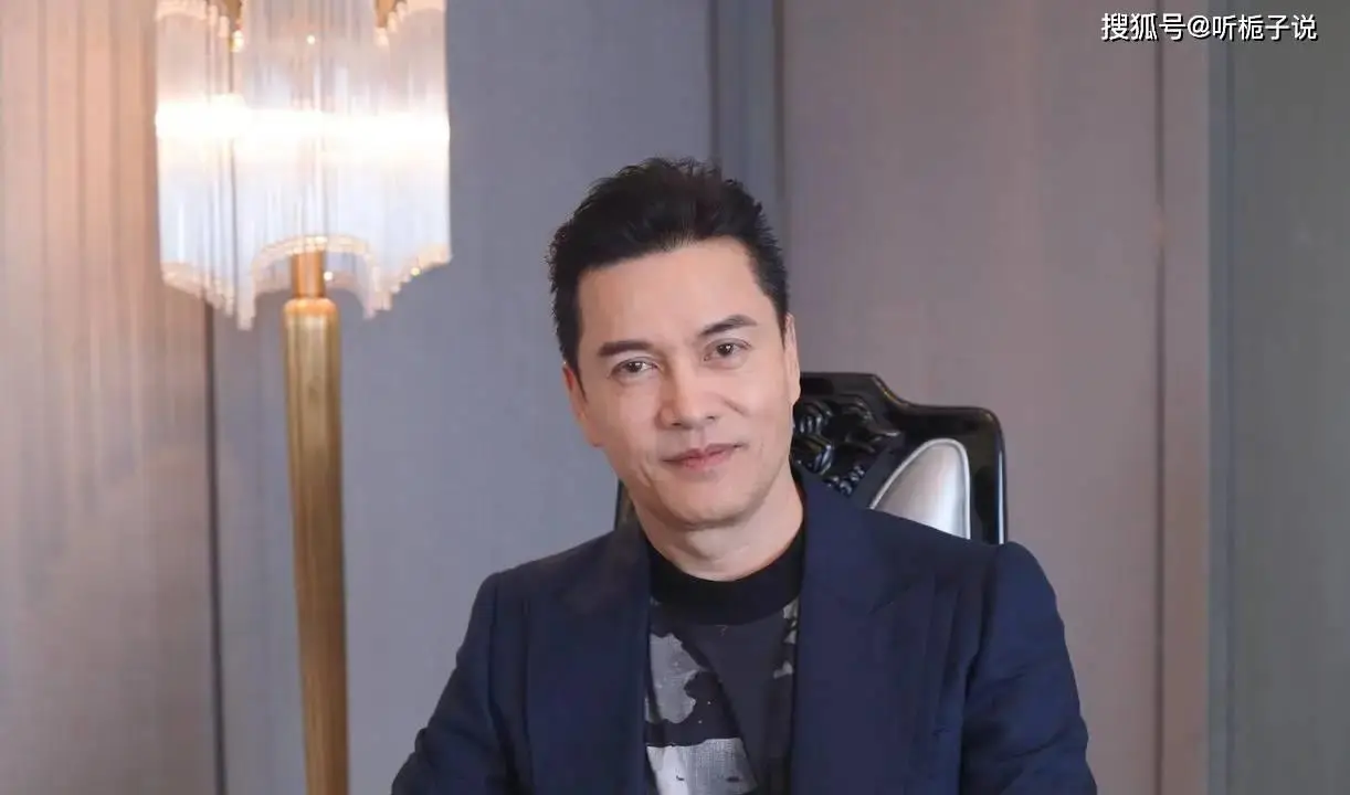 68岁吕良伟赢麻了!与53岁富豪妻子同框更年轻,像28岁精神小伙