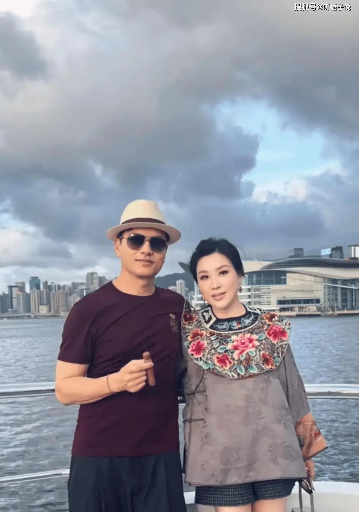 68岁吕良伟赢麻了!与53岁富豪妻子同框更年轻,像28岁精神小伙