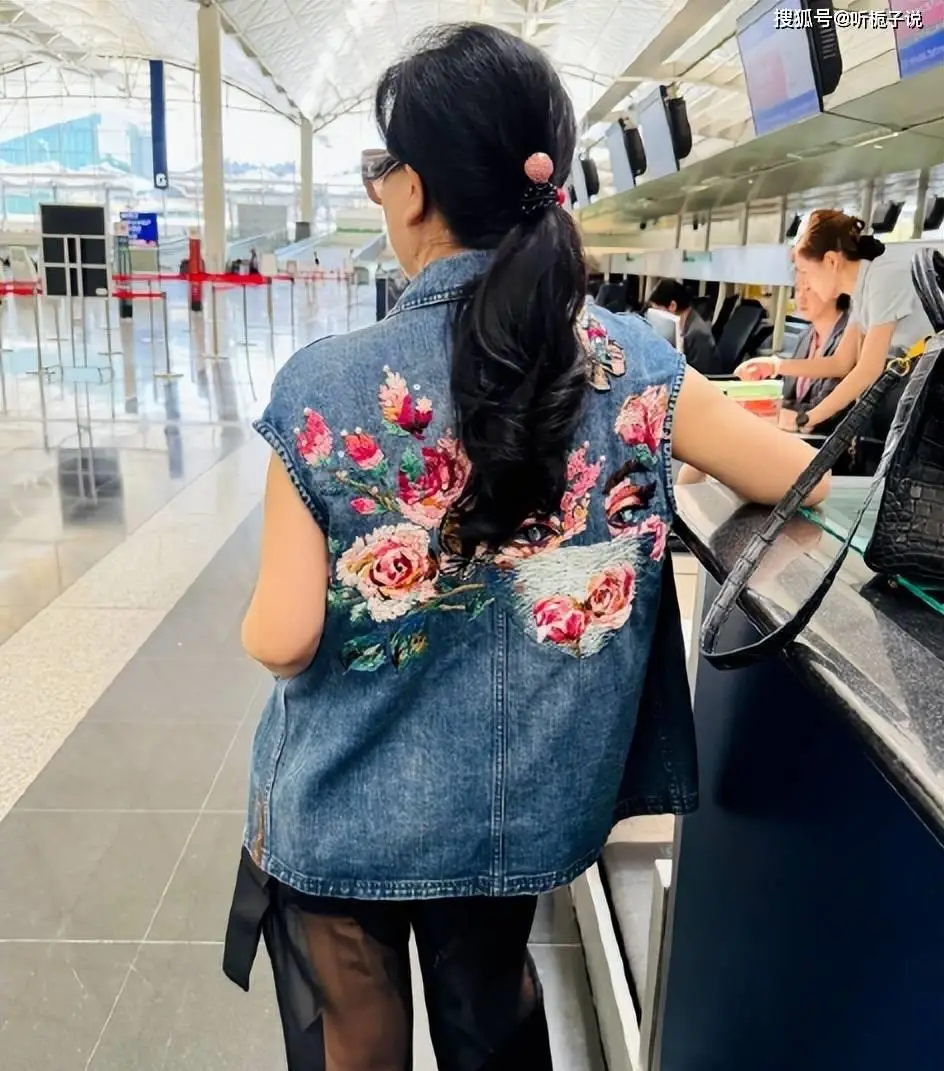 68岁吕良伟赢麻了!与53岁富豪妻子同框更年轻,像28岁精神小伙