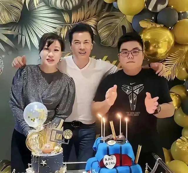70岁吕良伟香港庆生！24岁儿子体重近200斤，60岁妻子逆龄状态惊艳全场