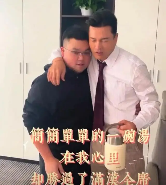 70岁吕良伟香港庆生！24岁儿子体重近200斤，60岁妻子逆龄状态惊艳全场