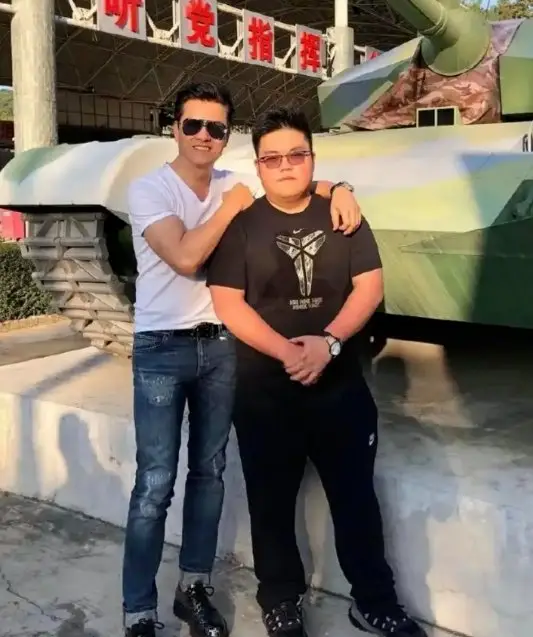 70岁吕良伟香港庆生！24岁儿子体重近200斤，60岁妻子逆龄状态惊艳全场