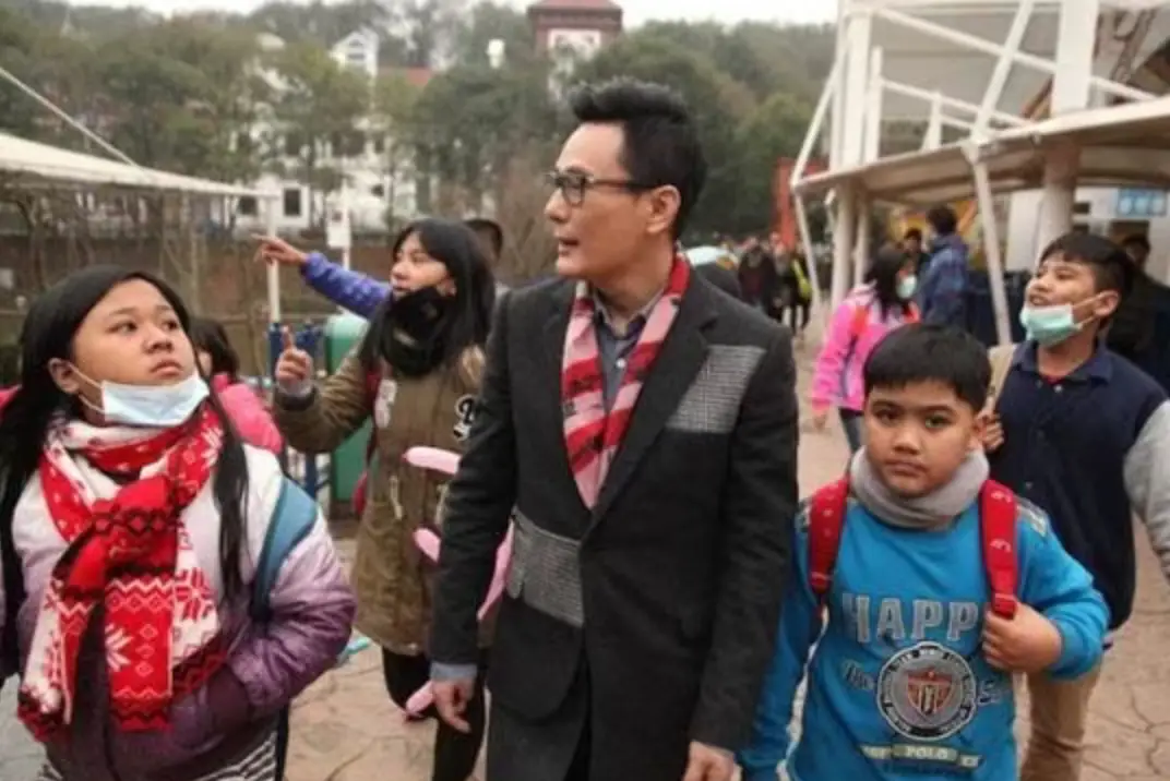 张信哲：拒绝周迅求爱，却为王菲豪掷百万，捐光上亿资产，58岁依然单身的他，“下场”怪不了别人