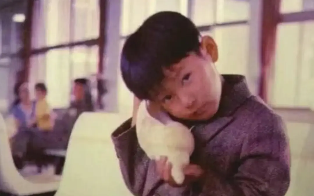 张信哲：拒绝周迅求爱，却为王菲豪掷百万，捐光上亿资产，58岁依然单身的他，“下场”怪不了别人