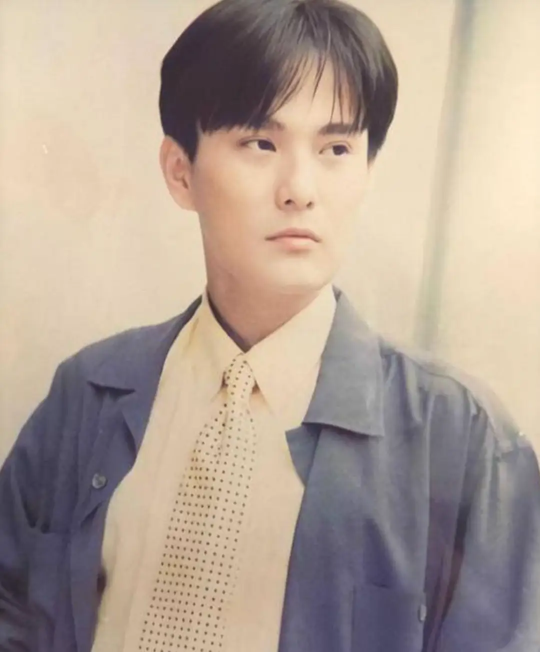 张信哲：拒绝周迅求爱，却为王菲豪掷百万，捐光上亿资产，58岁依然单身的他，“下场”怪不了别人