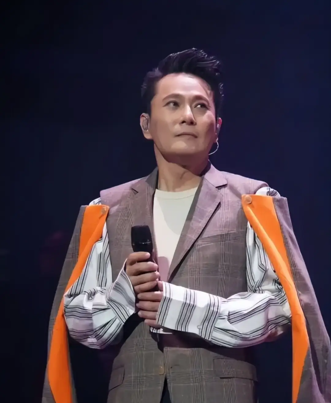 张信哲：拒绝周迅求爱，却为王菲豪掷百万，捐光上亿资产，58岁依然单身的他，“下场”怪不了别人