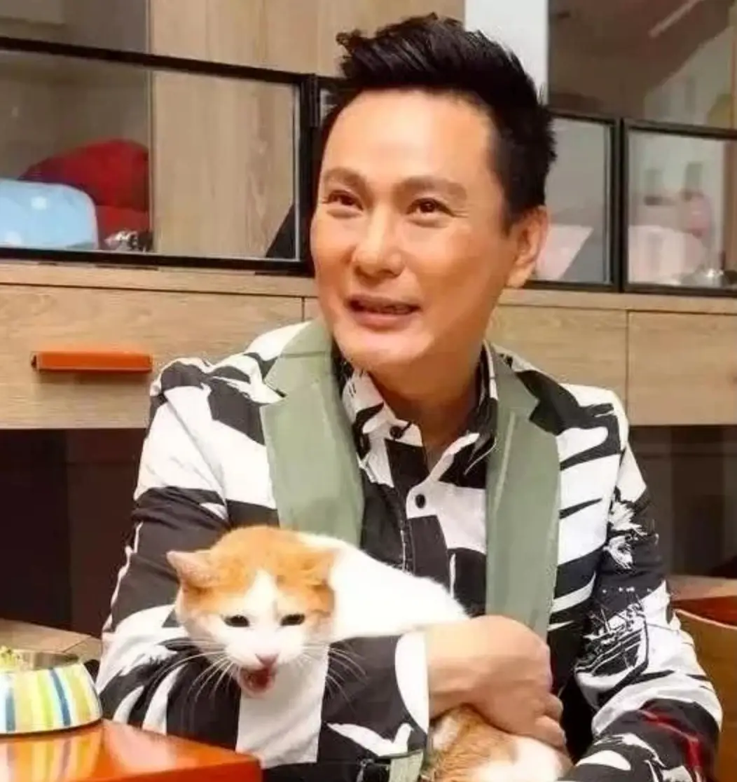 张信哲：拒绝周迅求爱，却为王菲豪掷百万，捐光上亿资产，58岁依然单身的他，“下场”怪不了别人