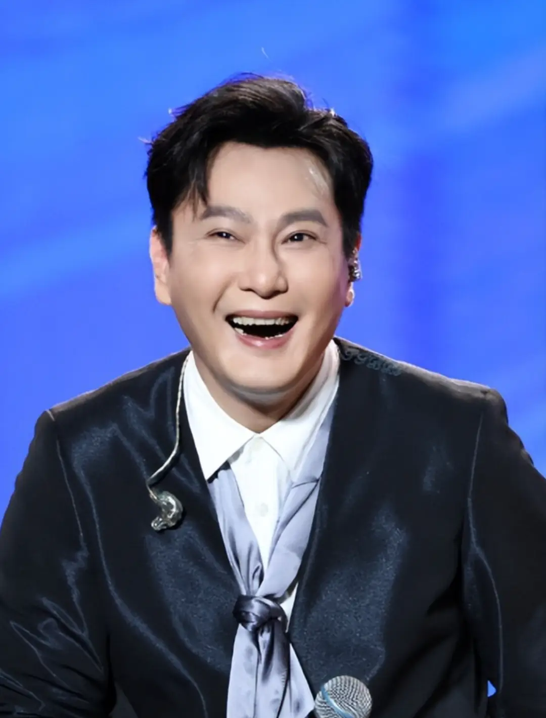 张信哲：拒绝周迅求爱，却为王菲豪掷百万，捐光上亿资产，58岁依然单身的他，“下场”怪不了别人