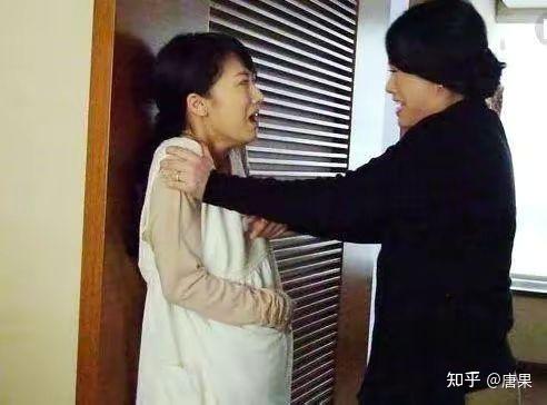 《蜗居》中宋思明的老丈人为什么不选择培养自己的女儿成为高官，而要选择培养宋思明？