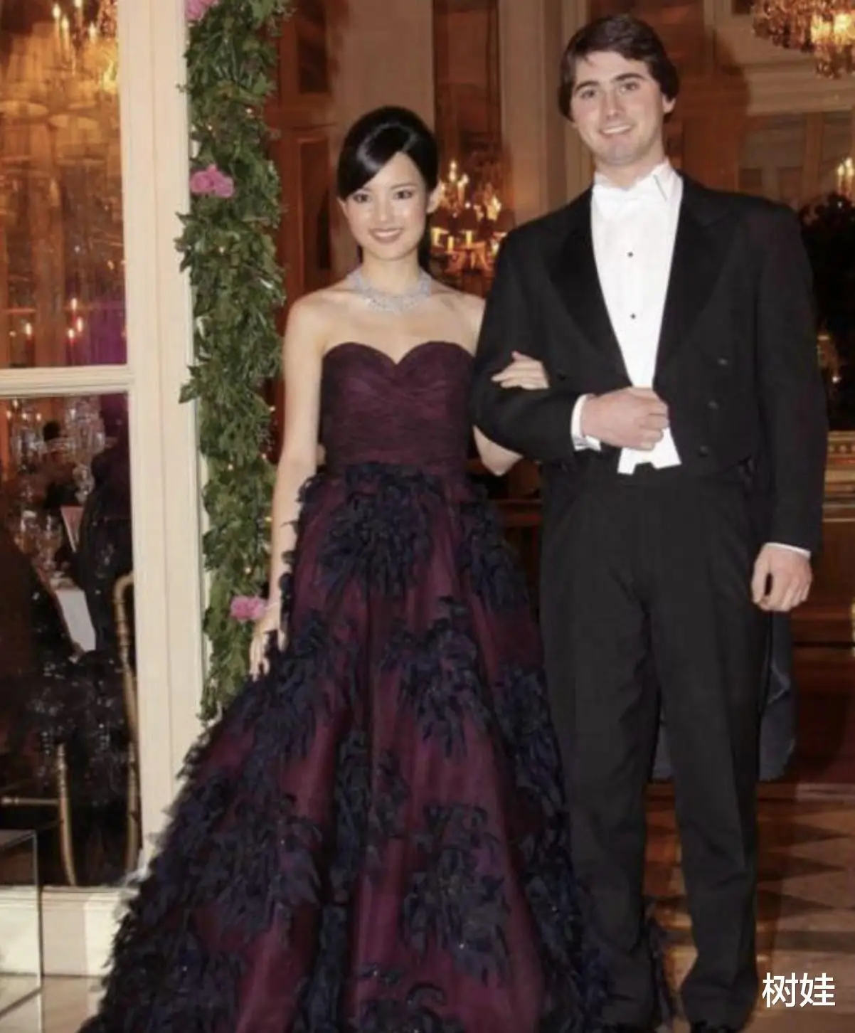 陈晓丹出席婚礼,丈夫陪伴左右,五官明艳大气,七年低调婚后生活