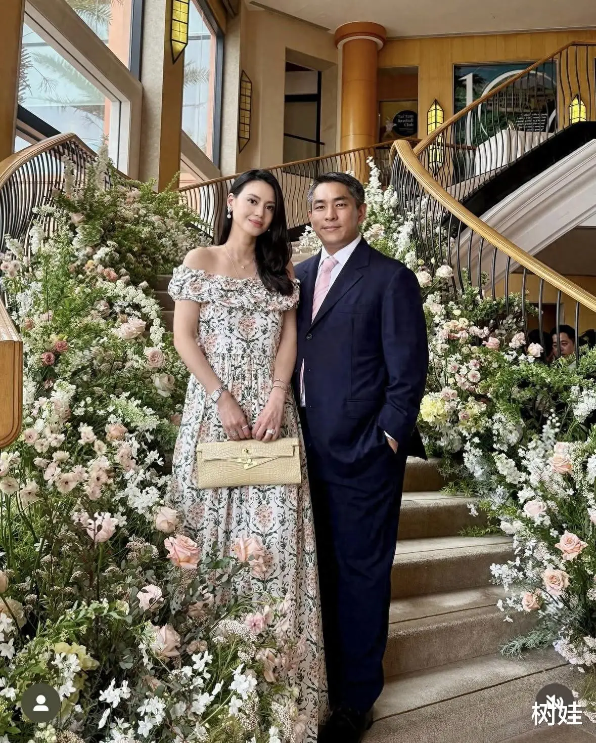 陈晓丹出席婚礼,丈夫陪伴左右,五官明艳大气,七年低调婚后生活