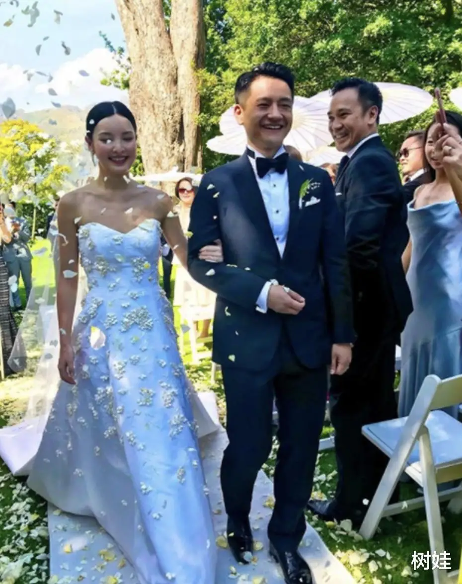 陈晓丹出席婚礼,丈夫陪伴左右,五官明艳大气,七年低调婚后生活