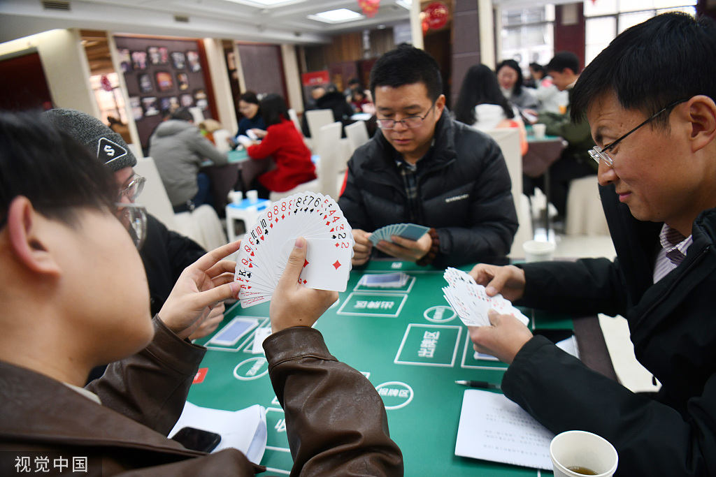 美媒称德州扑克在中国金融圈已过时,掼蛋成为必备社交技能