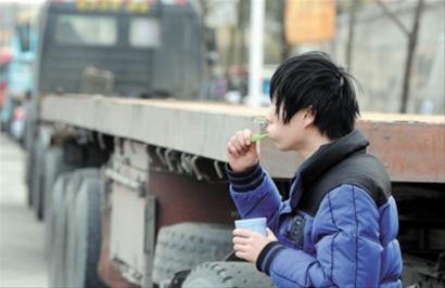 集卡为何集体"夜宿"高速旁? 有钱谁不想在床上睡好觉!