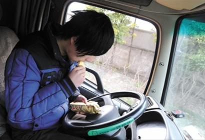 集卡为何集体"夜宿"高速旁? 有钱谁不想在床上睡好觉!