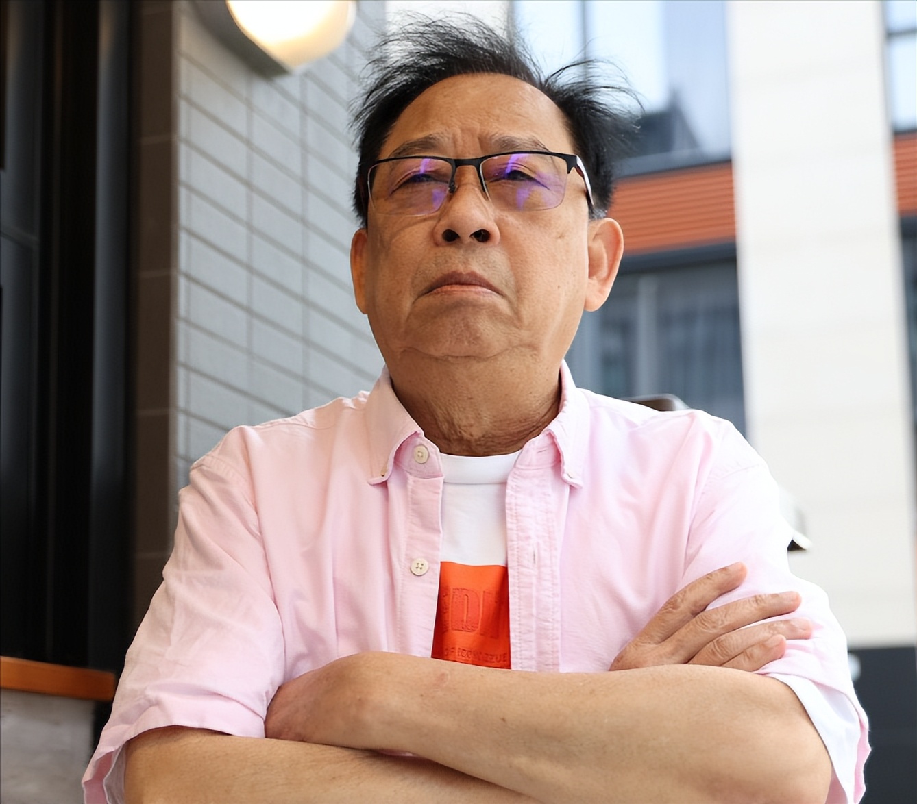 突发!香港知名演员受病魔折磨身体抱恙,因儿子啃老不敢退休