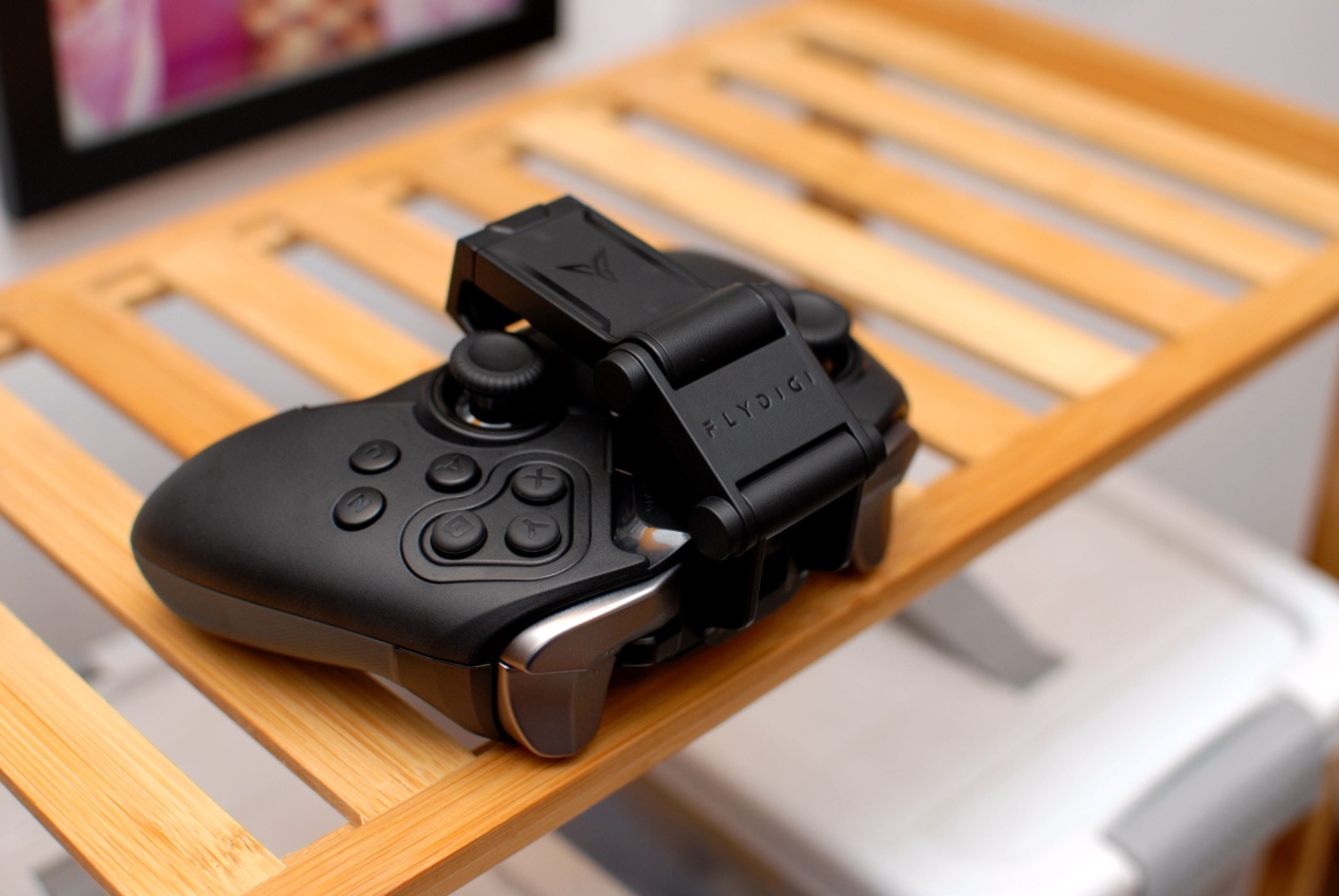 飞智八爪鱼2手柄体验，网友：可拖动轮盘按键，这个设计碉堡了