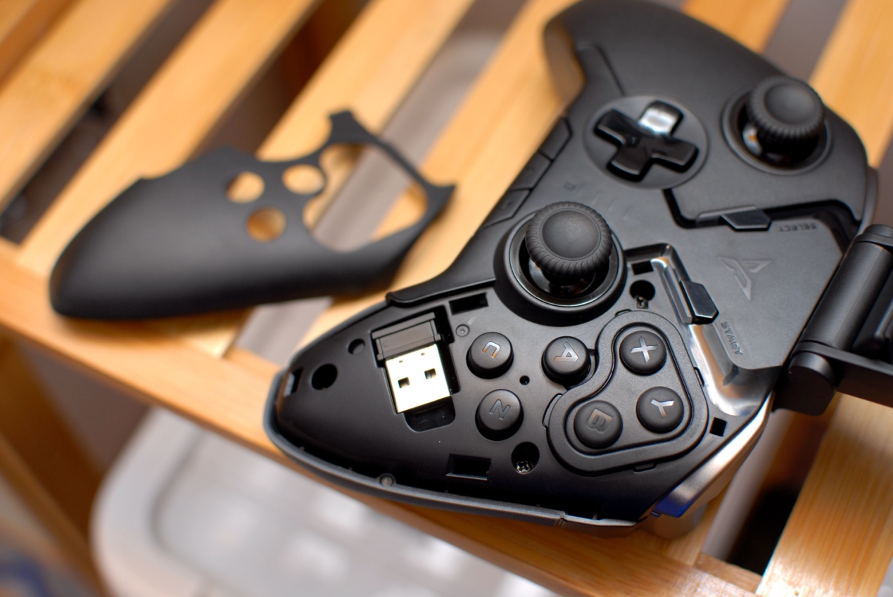 飞智八爪鱼2手柄体验，网友：可拖动轮盘按键，这个设计碉堡了