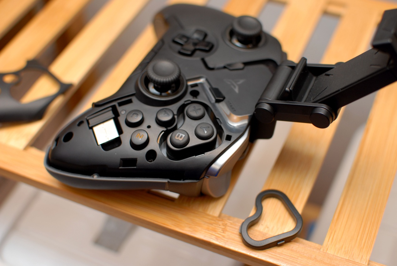 飞智八爪鱼2手柄体验，网友：可拖动轮盘按键，这个设计碉堡了