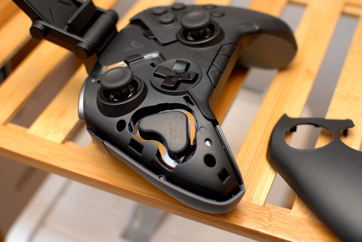 飞智八爪鱼2手柄体验，网友：可拖动轮盘按键，这个设计碉堡了