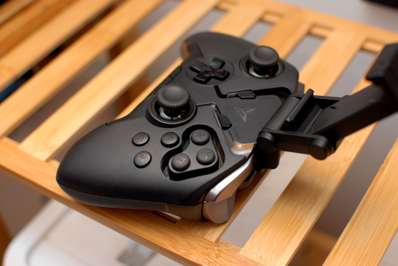 飞智八爪鱼2手柄体验，网友：可拖动轮盘按键，这个设计碉堡了