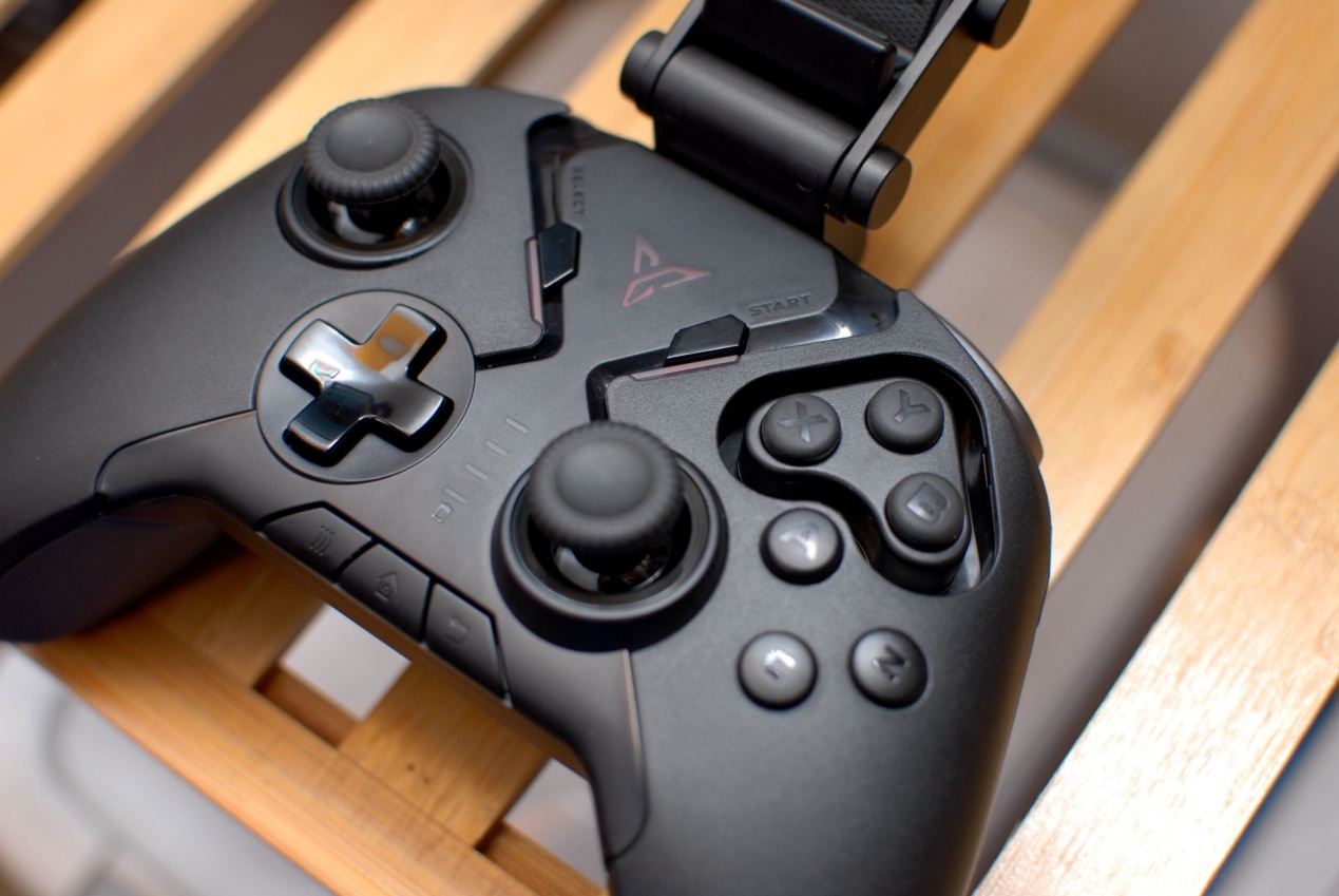 飞智八爪鱼2手柄体验，网友：可拖动轮盘按键，这个设计碉堡了