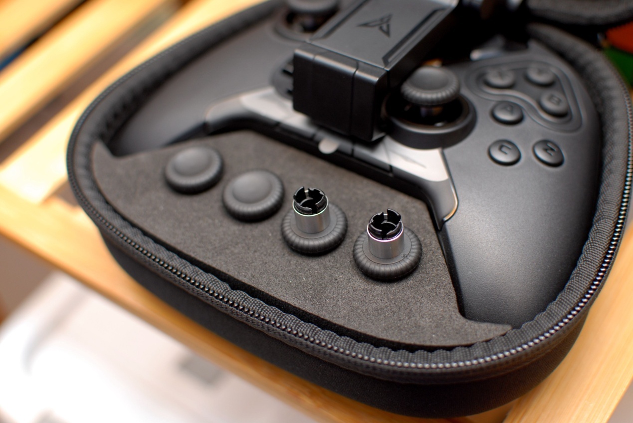 飞智八爪鱼2手柄体验，网友：可拖动轮盘按键，这个设计碉堡了