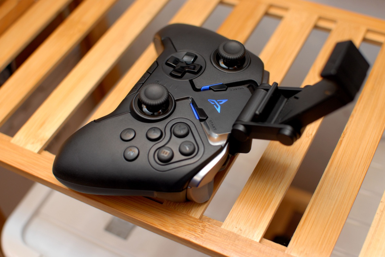 飞智八爪鱼2手柄体验，网友：可拖动轮盘按键，这个设计碉堡了