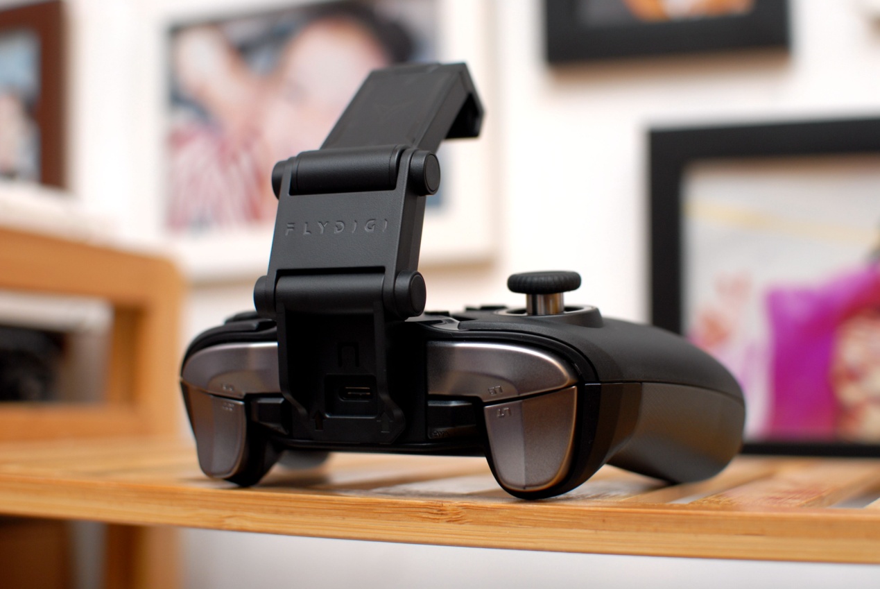 飞智八爪鱼2手柄体验，网友：可拖动轮盘按键，这个设计碉堡了