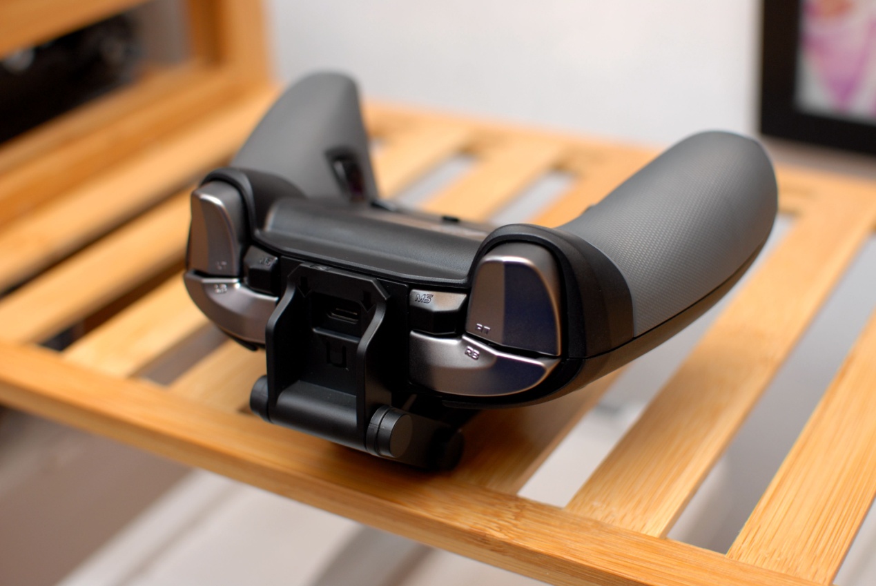 飞智八爪鱼2手柄体验，网友：可拖动轮盘按键，这个设计碉堡了