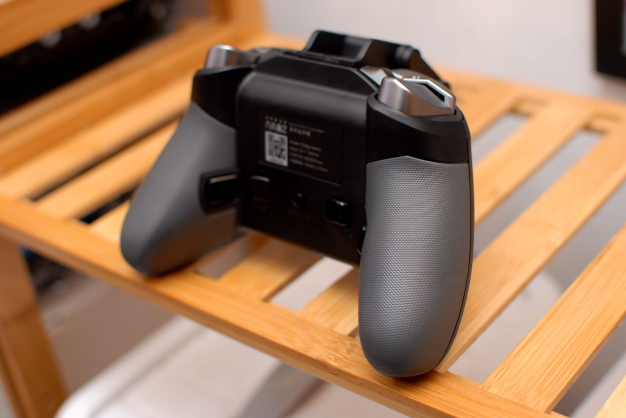 飞智八爪鱼2手柄体验，网友：可拖动轮盘按键，这个设计碉堡了