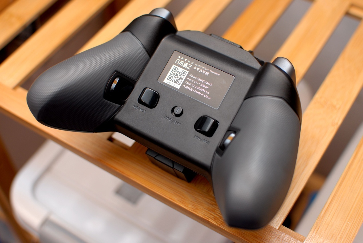 飞智八爪鱼2手柄体验，网友：可拖动轮盘按键，这个设计碉堡了