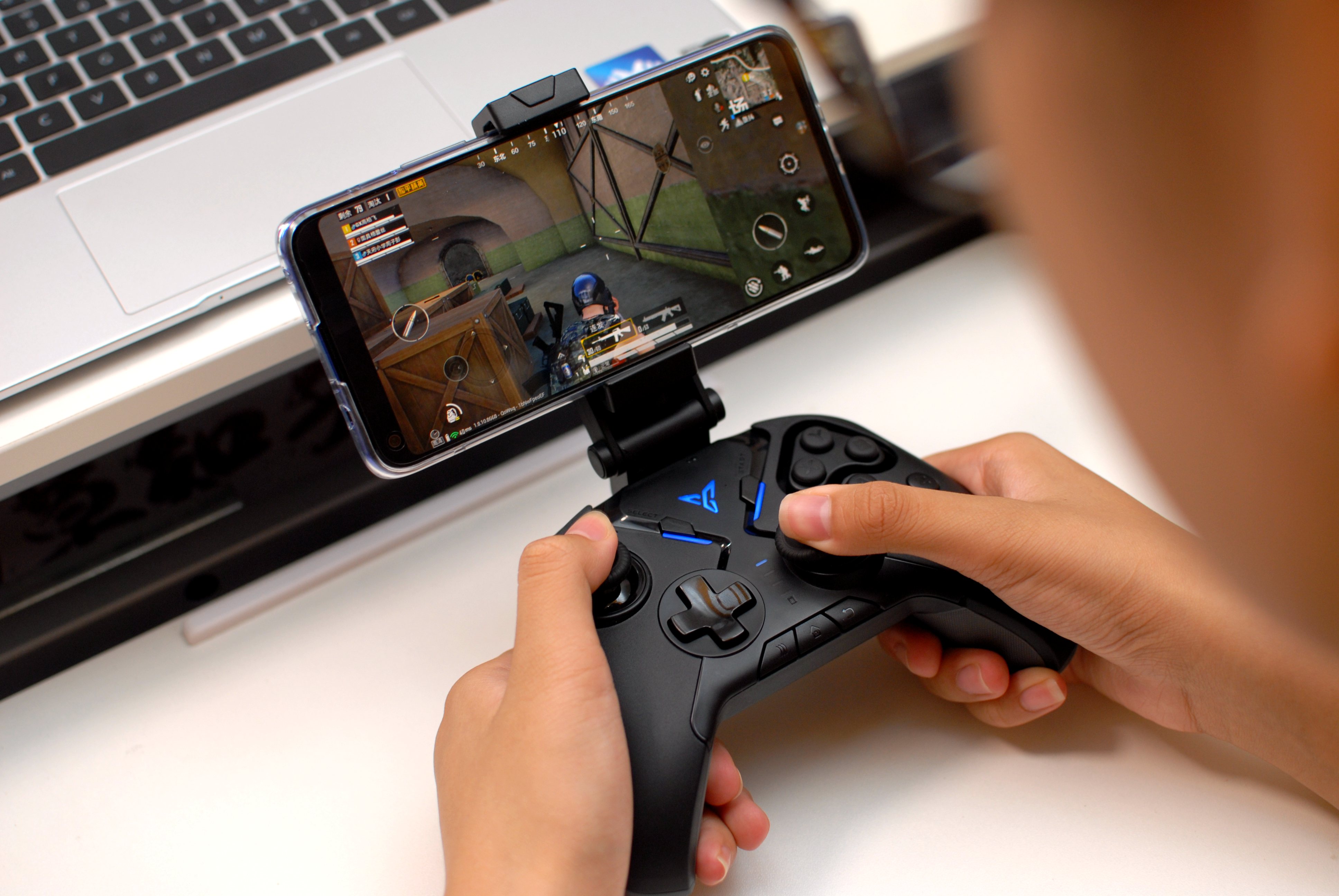 飞智八爪鱼2手柄体验，网友：可拖动轮盘按键，这个设计碉堡了