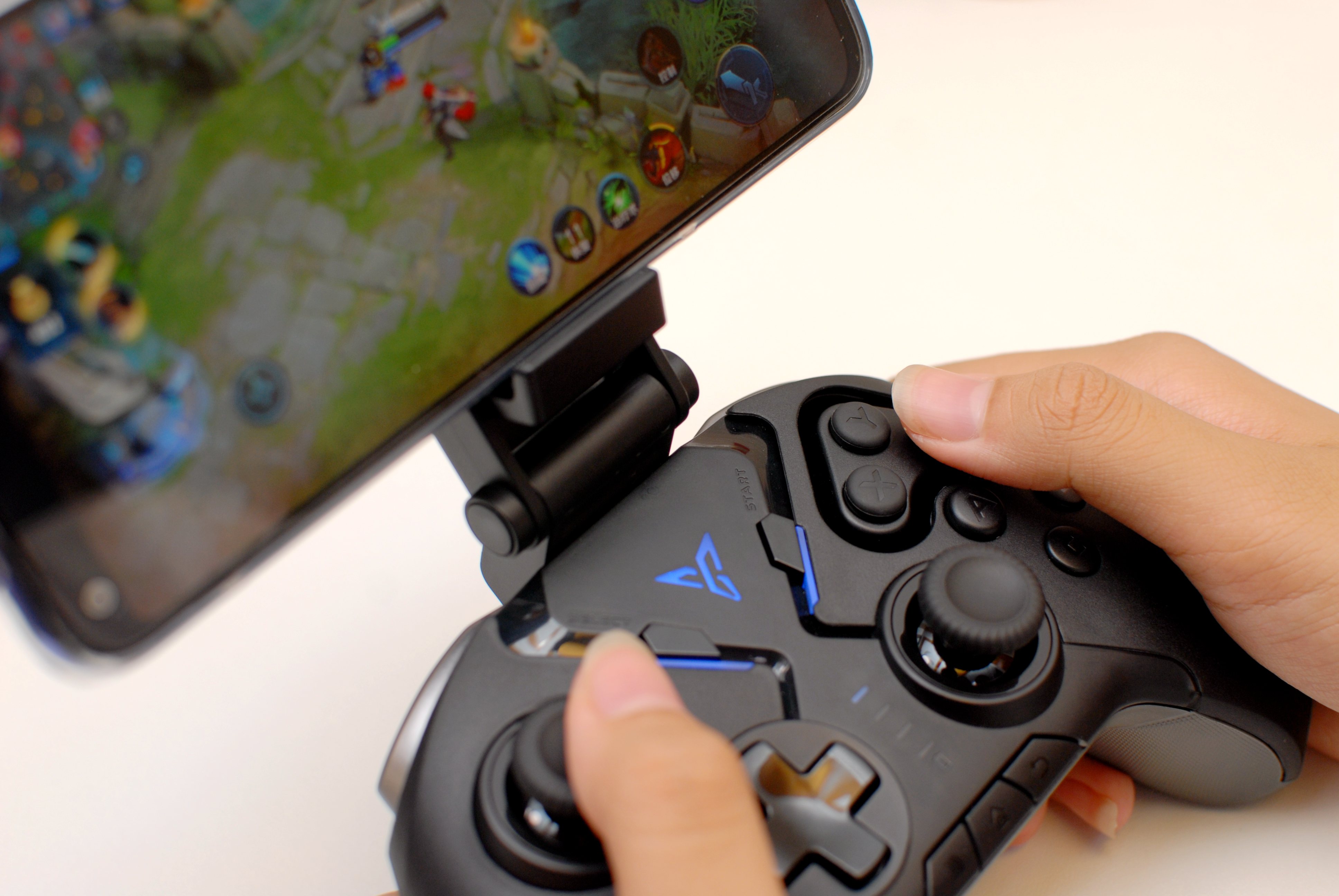 飞智八爪鱼2手柄体验，网友：可拖动轮盘按键，这个设计碉堡了