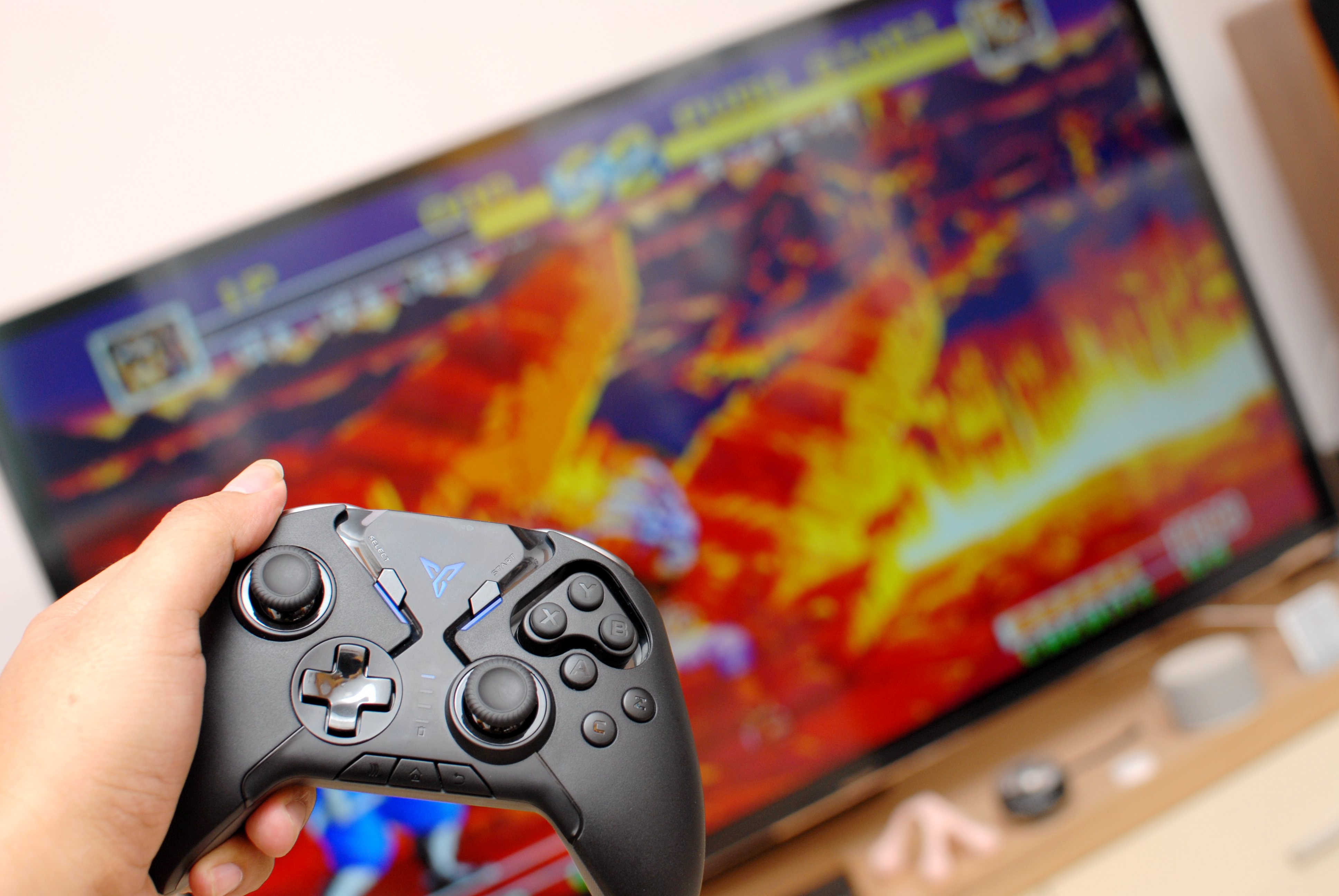 飞智八爪鱼2手柄体验，网友：可拖动轮盘按键，这个设计碉堡了