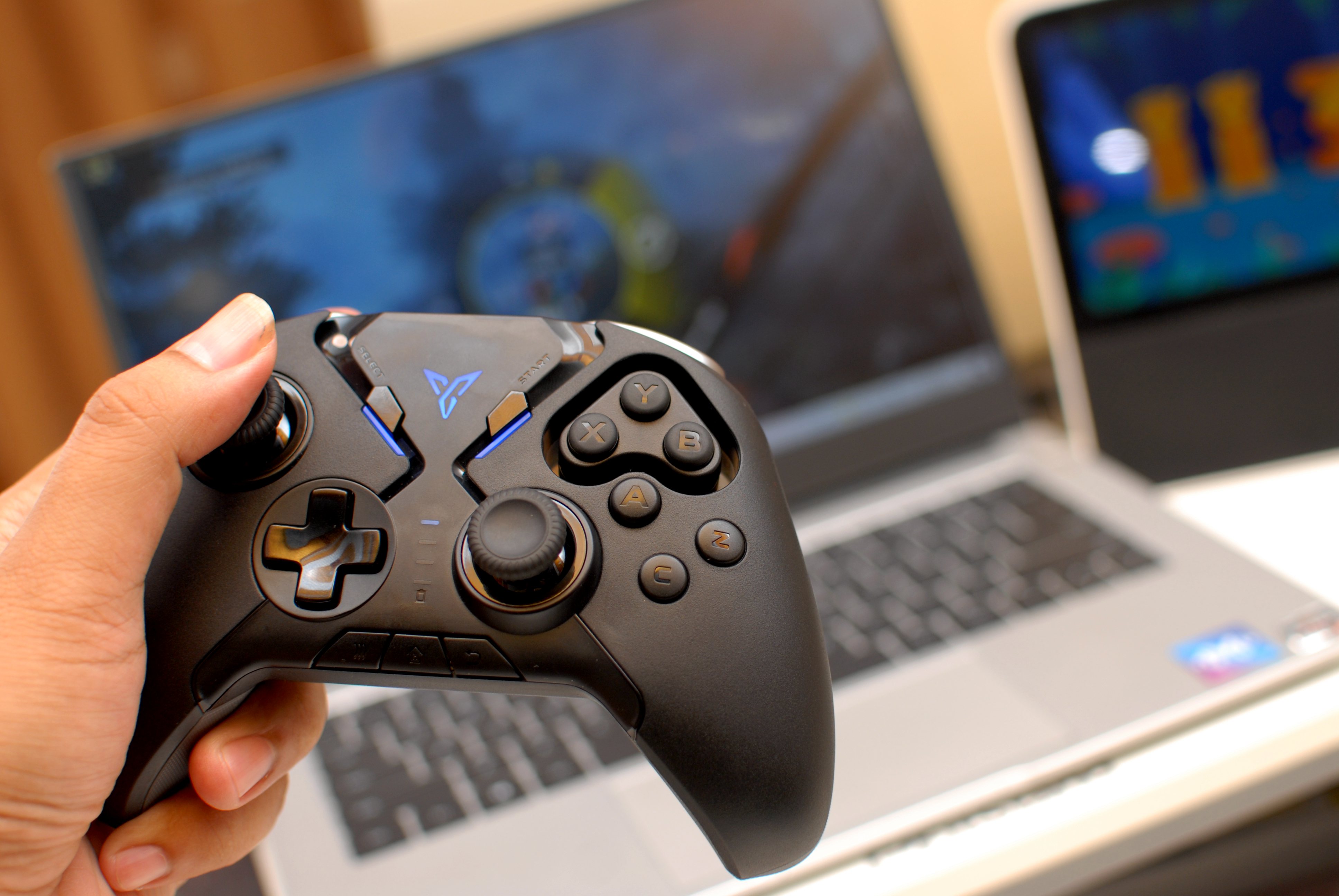 飞智八爪鱼2手柄体验，网友：可拖动轮盘按键，这个设计碉堡了