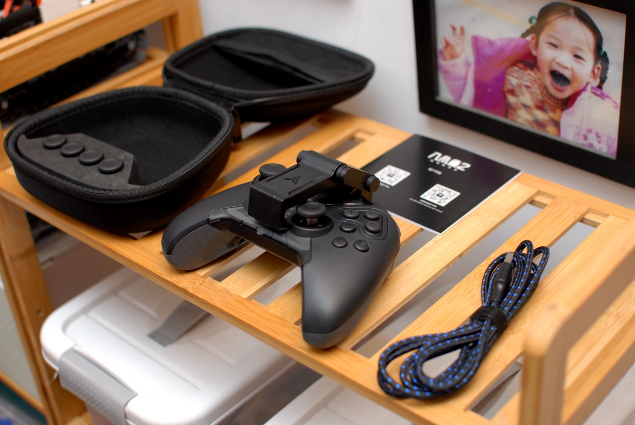 飞智八爪鱼2手柄体验，网友：可拖动轮盘按键，这个设计碉堡了