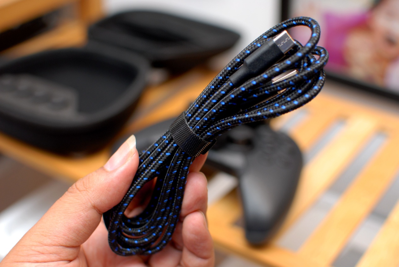 飞智八爪鱼2手柄体验，网友：可拖动轮盘按键，这个设计碉堡了