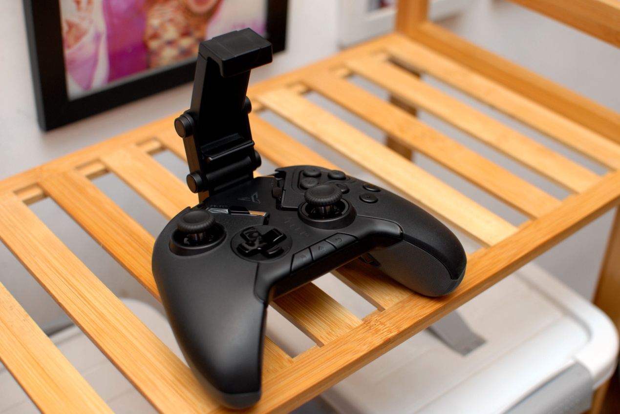 飞智八爪鱼2手柄体验，网友：可拖动轮盘按键，这个设计碉堡了