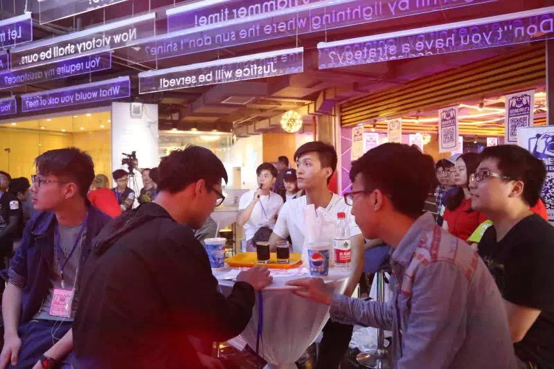 谁是真正的游戏之王? 通吃街机红白机撸啊撸消消乐VR那个人