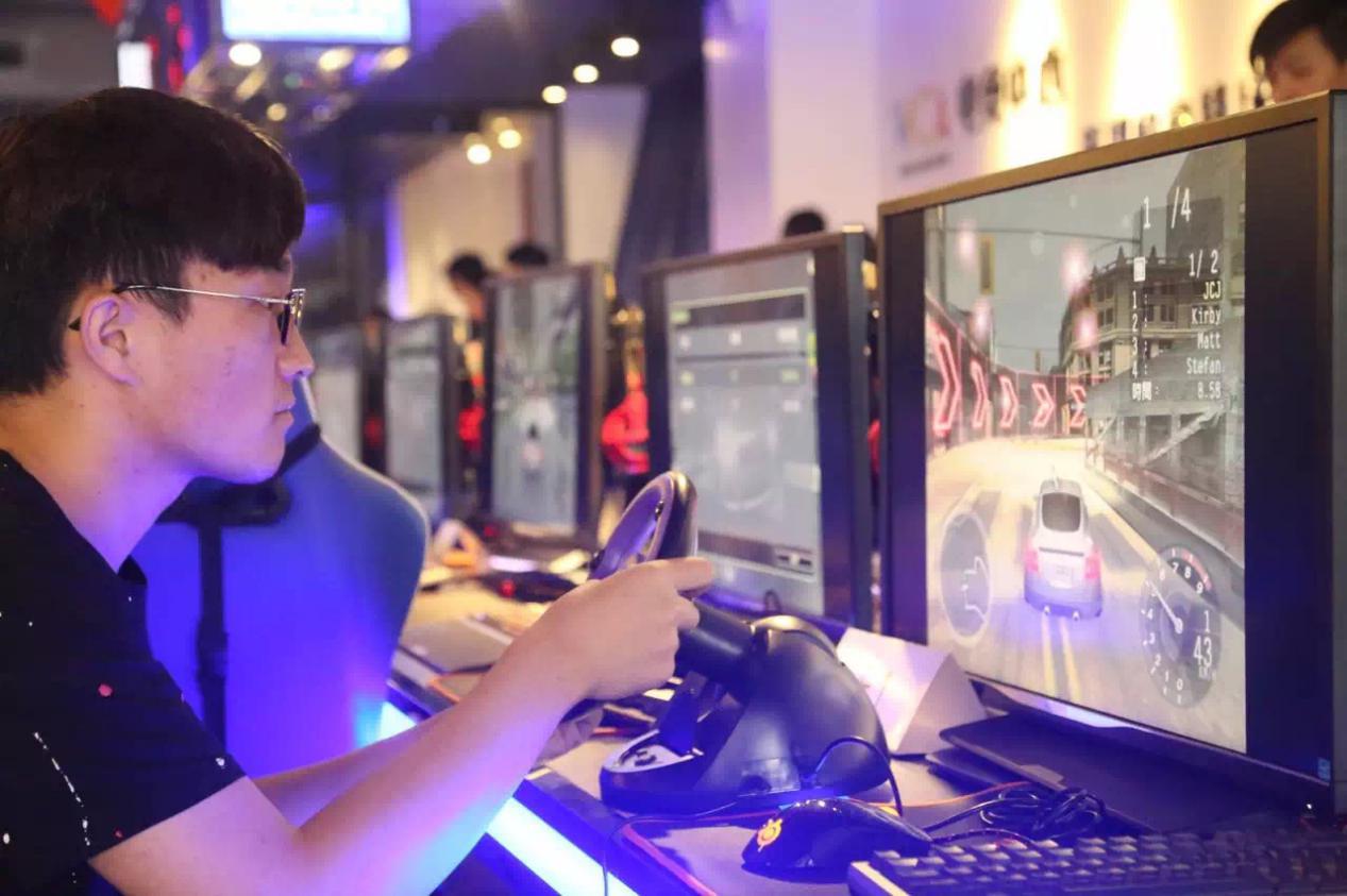 谁是真正的游戏之王? 通吃街机红白机撸啊撸消消乐VR那个人