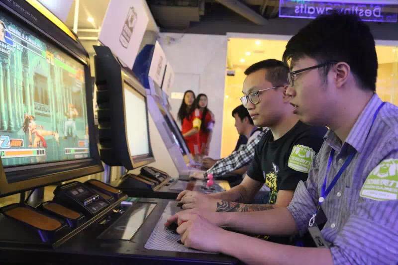 谁是真正的游戏之王? 通吃街机红白机撸啊撸消消乐VR那个人