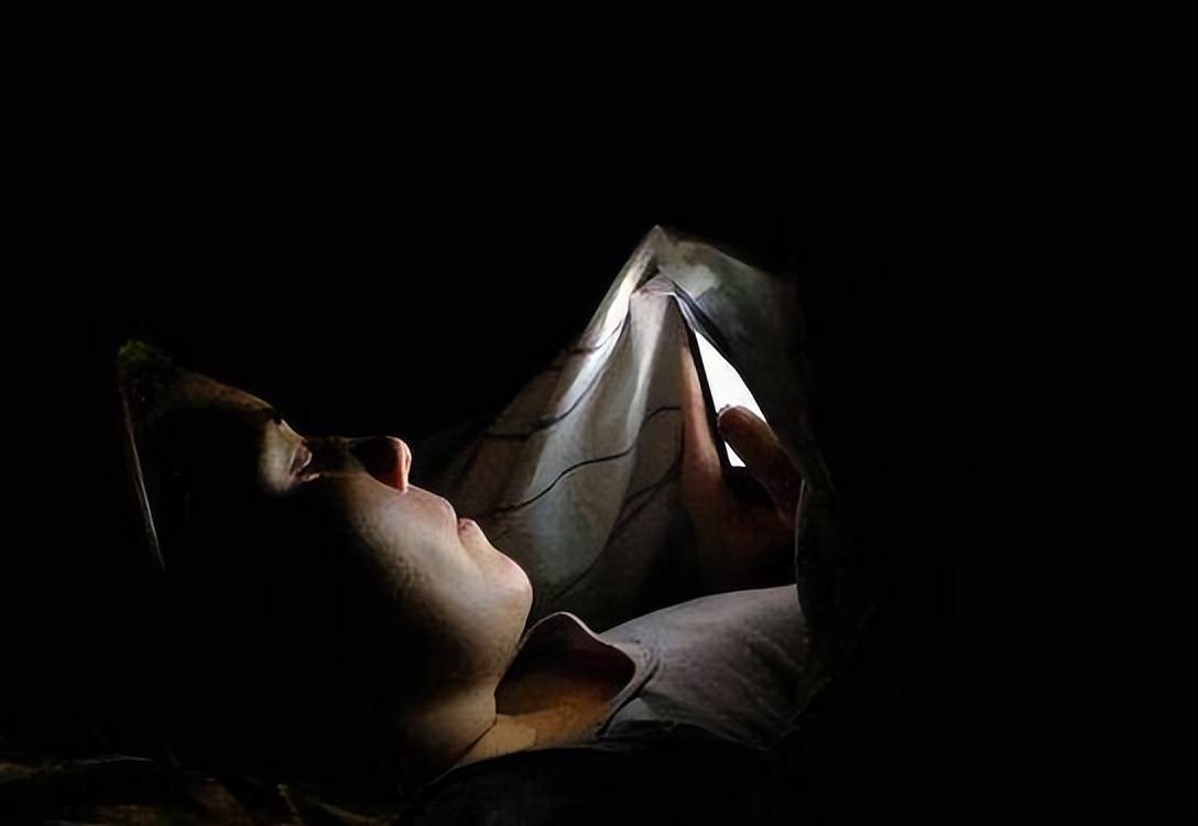 为什么黄色网站能让你免费看？看清真相后，你还敢继续浏览吗？