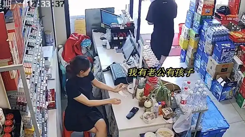 女子守店被陌生男搭讪要加微信,女子婉拒,她的一番话获网友高赞