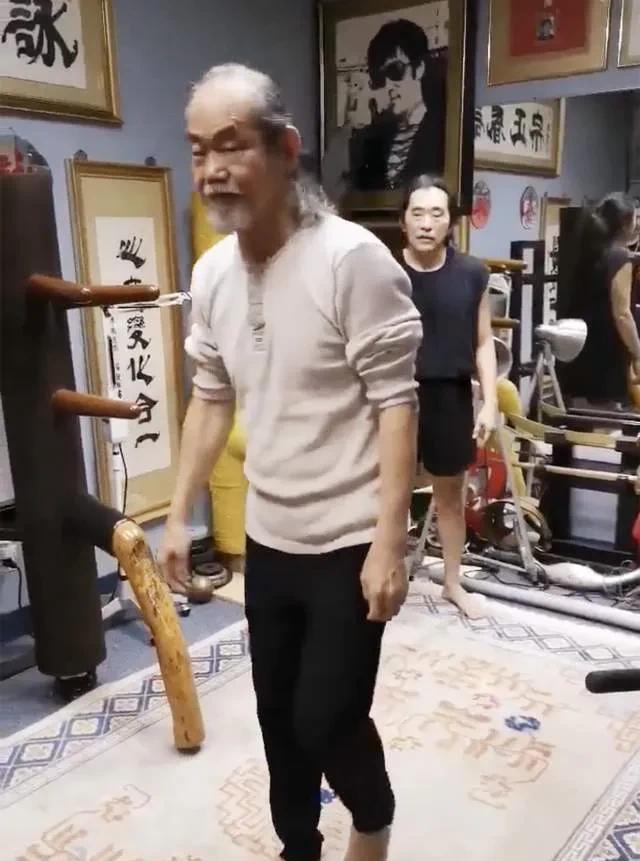 还记得《功夫》里的包租公吗?如今70岁的他近况曝光
