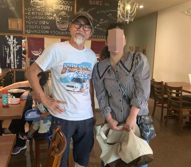 老戏骨元华近照曝光，身材瘦弱精神抖擞，移居国外享受天伦之乐