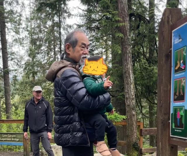 老戏骨元华近照曝光，身材瘦弱精神抖擞，移居国外享受天伦之乐