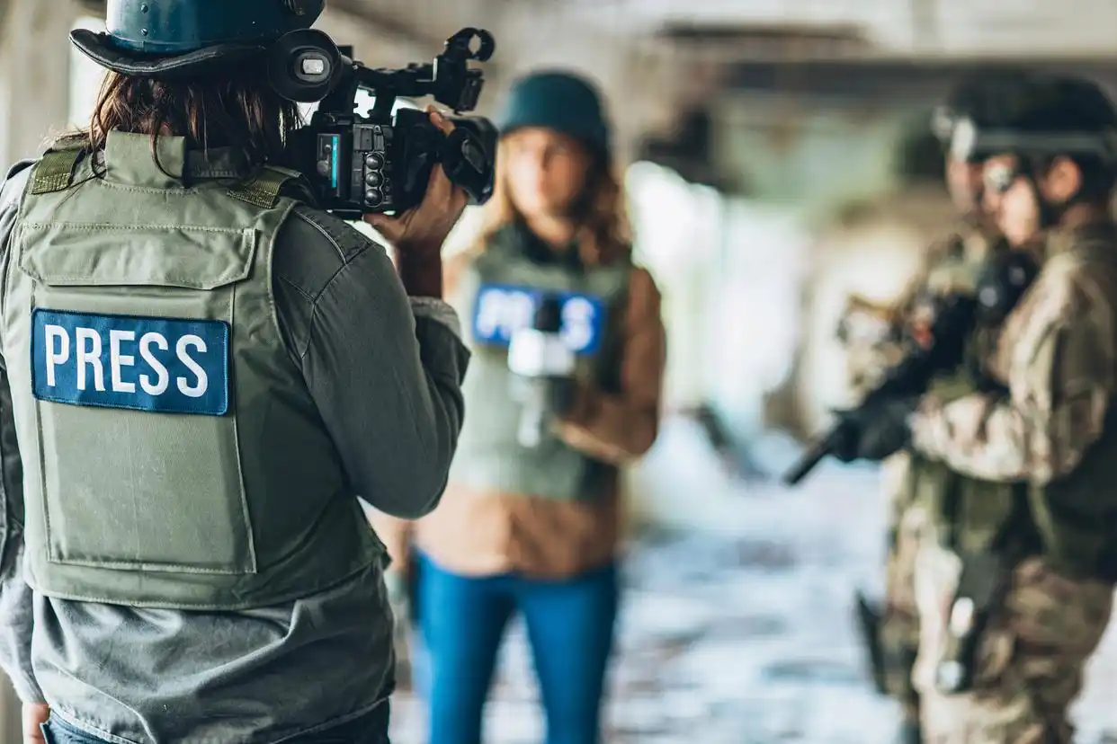 31名记者丧生：国际冲突中的媒体安全危机与战地记者生存困境