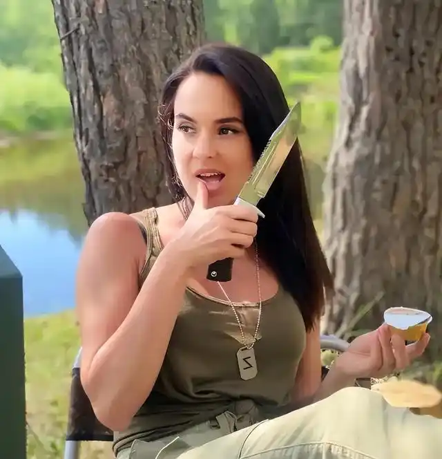 战地记者危?俄美女记者踩中地雷被炸死,乌女记者被无人机袭击