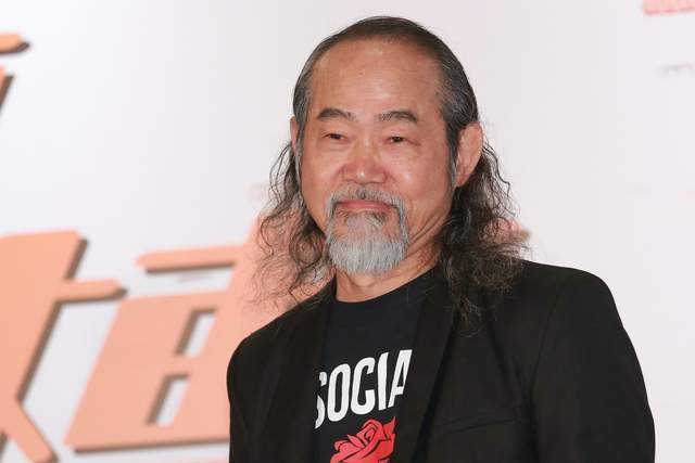 72岁元华定居国外近况曝光！练功房中秀蜈蚣弹，轻松自如状态年轻